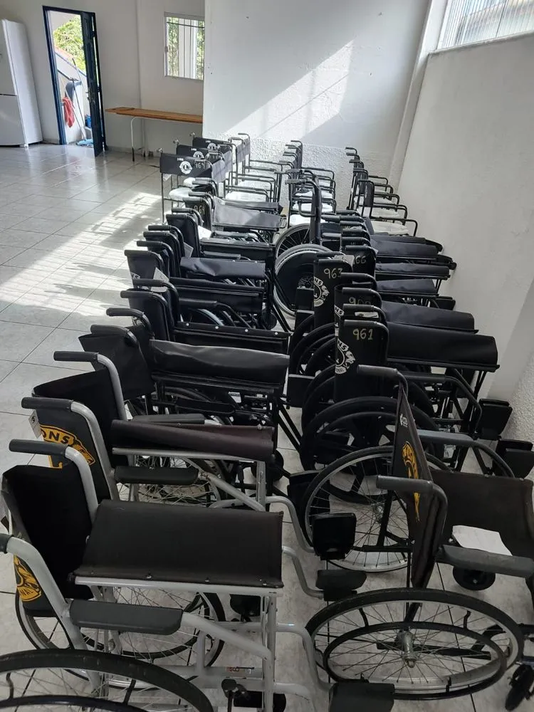 Fileiras de cadeiras de rodas novas