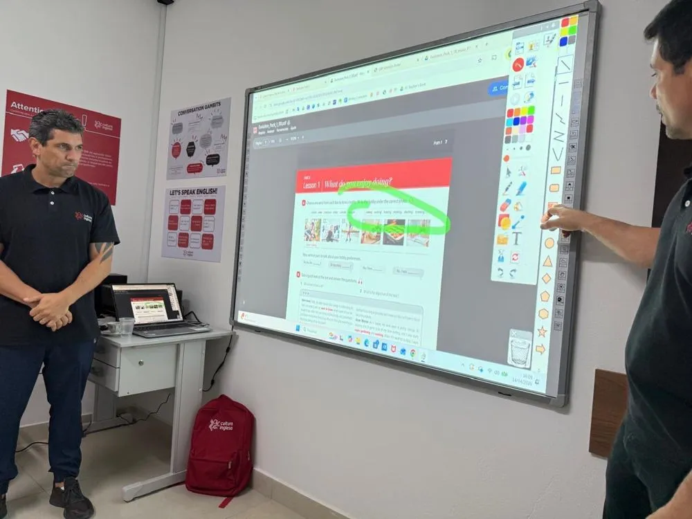 Sala de aula da ONG Integração com lousa digital