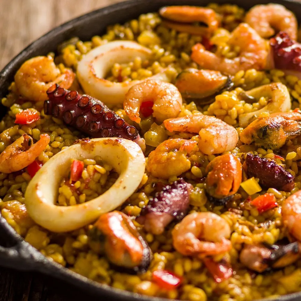 Detalhe da paella com lulas e camarões